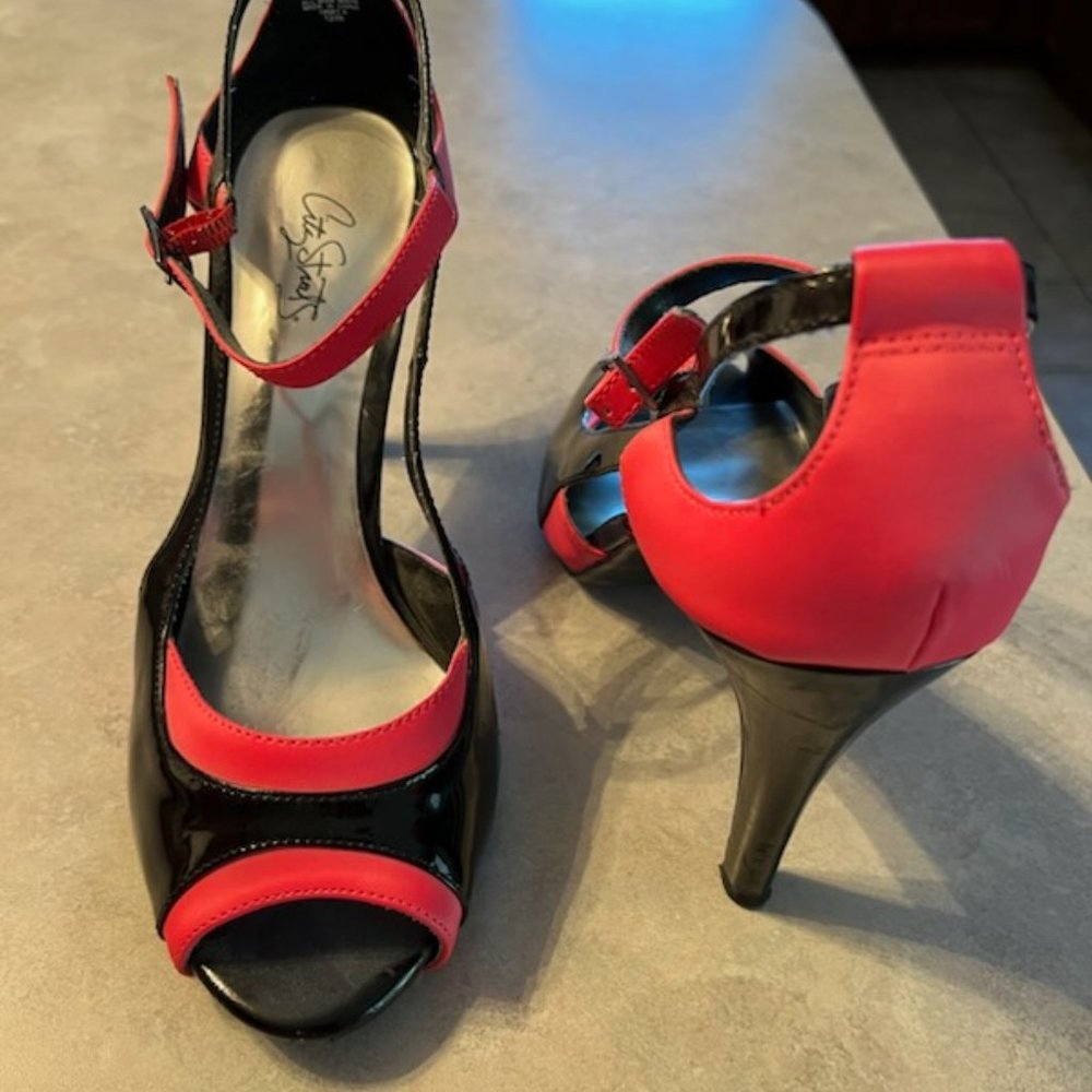 City Street Size 9 1/2 Watermelon & Black Shoes